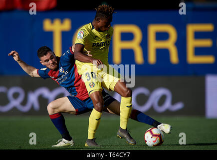 Vila Real, Espagne. 28 avril, 2019. Soccer : Liga Santander 2018/19 : Samuel Chukwueze (L) de Villarreal est en concurrence pour le bal avec Javi Galan de Huesca en Espagne durant la Primera Division 'Liga Santander (Espanola)' match entre Villarreal CF vs SD Huesca à Estadio De La céramique dans la région de Vila Real, Espagne, le 28 avril 2019. Crédit : Pablo Morano/ AFLO/Alamy Live News Banque D'Images