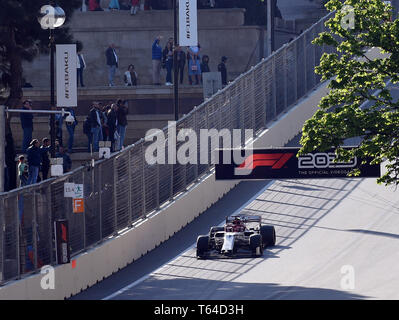 Baku, Azerbaïdjan. Apr 28, 2019. Kimi Raikkonen pilote Alfa Romeo de Finlande est en concurrence au cours de la Formule 1 2019 Grand Prix de l'Azerbaïdjan à Bakou du circuit de la ville de Bakou, Azerbaïdjan, le 28 avril 2019. Credit : Tofiq Babayev/Xinhua/Alamy Live News Banque D'Images