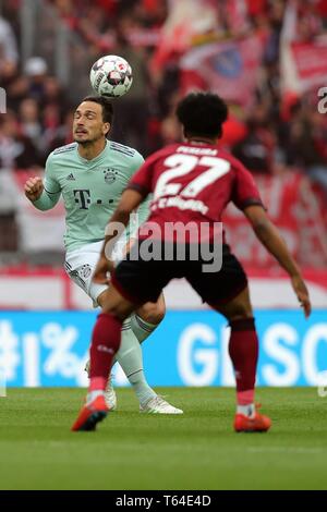 Nuremberg, Allemagne. Apr 28, 2019. 1. FC Nuremberg - Bayern Munich 1 : 1, Mats Hummels, Bayern Munich, FC Bayern Munich, Munich, Munich, Matheus Pereira, 1. FC Nuremberg, Nurnberg, FCN, figure pleine d'en-tête, duel, l'utilisation de crédit dans le monde entier | : dpa/Alamy Live News Banque D'Images