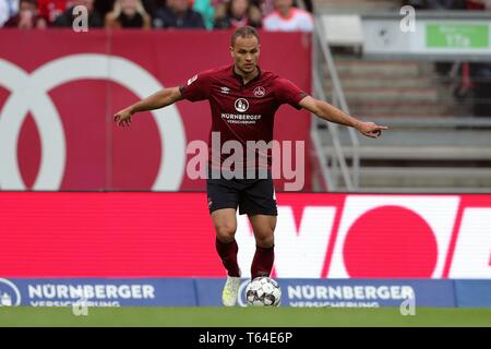 Nuremberg, Allemagne. 28 avr, 2019. firo : 28.04.2019, Football, 1.Bundesliga 2018/2019 saison, 1.FC Nuremberg - FC Bayern Munich : 1, 1, 1 Ewerton.FC Nuremberg, Nurnberg, FCN, simple action, le geste, l'utilisation de crédit dans le monde entier | : dpa/Alamy Live News Banque D'Images