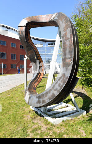 Greifswald, Allemagne. Apr 26, 2019. Une bobine se trouve en face de l'entrée principale de l'Institut Max Planck de physique des plasmas à Greifswald. L'institut avec le réacteur à fusion Wendelstein 7-X '' se concentre sur la fusion nucléaire comme une possibilité de production d'énergie. Credit : Stefan Sauer/dpa-Zentralbild/ZB/dpa/Alamy Live News Banque D'Images