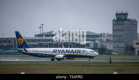 L'aéroport de Cork, Cork, Irlande. Apr 29, 2019. Boeing 737 de Ryanair à destination de Londres Stanstead taxiis sur la piste sur un matin brumeux brouillard à l'aéroport de Cork, Cork, Irlande. Crédit : David Creedon/Alamy Live News Banque D'Images