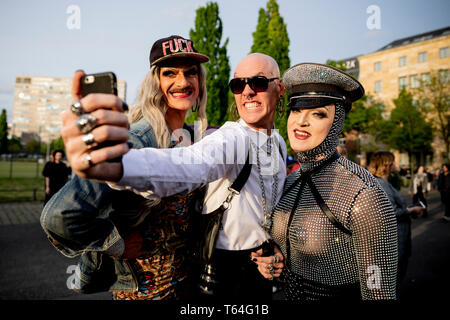 Berlin, Allemagne. Apr 28, 2019. Les Drag Queens Gloria Viagra (l) et Sheila Wolf (r) un enregistrement avec selfies Leto van Long (M), responsable de l'événement, avant le début de la drag queen show 'RuPaul's Drag Race' au Tempodrom. Et la parodie Dragqueens artistes sont longtemps rejeté comme 'oiseaux colorés'. Nous le spectacle 'RuPaul's Drag Race' met la scène dans le courant principal. (Dpa-Korr intégrer et exotiques : US-Dragqueen-Stars dans Berlin') Credit : Christoph Soeder/dpa/Alamy Live News Banque D'Images