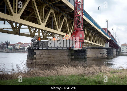 27 mars 2019, la Saxe-Anhalt, Schönebeck : les employés d'un bureau d'ingénierie des systèmes de circulation pour inspecter les composants en acier sur le pont de l'Elbe à Schönebeck. Pour assurer la sécurité des ponts, ils doivent être inspectés tous les 6 ans. Photo : Peter Förster/dpa-Zentralbild/ZB Banque D'Images