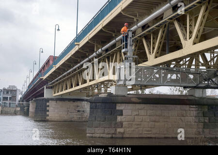 27 mars 2019, la Saxe-Anhalt, Schönebeck : les employés d'un bureau d'ingénierie des systèmes de circulation pour inspecter les composants en acier sur le pont de l'Elbe à Schönebeck. Pour assurer la sécurité des ponts, ils doivent être inspectés tous les 6 ans. Photo : Peter Förster/dpa-Zentralbild/ZB Banque D'Images
