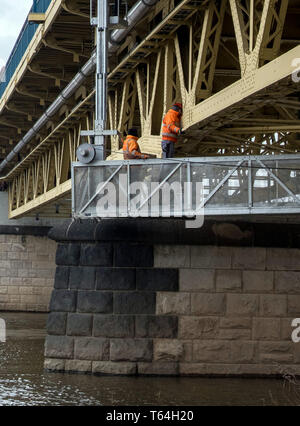27 mars 2019, la Saxe-Anhalt, Schönebeck : les employés d'un bureau d'ingénierie des systèmes de circulation pour inspecter les composants en acier sur le pont de l'Elbe à Schönebeck. Pour assurer la sécurité des ponts, ils doivent être inspectés tous les 6 ans. Photo : Peter Förster/dpa-Zentralbild/ZB Banque D'Images