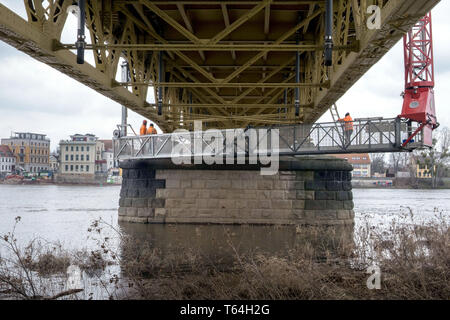 27 mars 2019, la Saxe-Anhalt, Schönebeck : les employés d'un bureau d'ingénierie des systèmes de circulation pour inspecter les composants en acier sur le pont de l'Elbe à Schönebeck. Pour assurer la sécurité des ponts, ils doivent être inspectés tous les 6 ans. Photo : Peter Förster/dpa-Zentralbild/ZB Banque D'Images