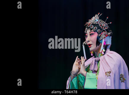 (190429) -- URUMQI, 29 avril 2019 (Xinhua) -- L'actrice Il Nina répète sur scène à Urumqi, capitale du nord-ouest de la Chine, la Région autonome du Xinjiang Uygur, 24 avril 2019. Né dans une famille consacrée à l'opéra Qinqiang, un opéra chinois populaire dans le nord-ouest de la Chine, 33 ans, actrice Nina il a joué le rôle d'une jeune femme dans l'opéra à une troupe d'opéra Qinqiang à Urumqi depuis 2005. Au-delà des théâtres, il Nina et ses collègues ont effectué l'opéra dans les communautés et les écoles pour promouvoir la culture de l'opéra traditionnel chinois. Exécution d'oeuvres classiques de l'opéra Qinqiang devraient être adaptés aux temps modernes Banque D'Images