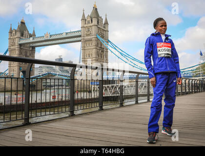 Londres, Royaume-Uni, 29 avril 2019. Brigid Kosgei (Kenya). Vainqueur de la course des femmes.L'élite le palmarès de la Vierge 2019 Marathon de Londres poser pour les photographes, près de Tower Bridge à Londres. Credit : Imageplotter/Alamy Live News Banque D'Images