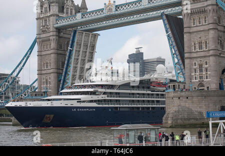 Londres, Royaume-Uni. 29 avril, 2019. Le Champlain bateau de croisière quitte son poste à quai aux côtés de HMS Belfast à Londres en direction de Caen en France. Credit : Malcolm Park/Alamy Live News. Banque D'Images