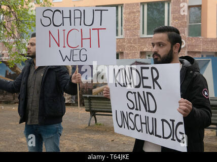 29 avril 2019, Berlin : Deux manifestants sont debout avec des affiches à l'Office des étrangers. Certaines personnes ont montré là pour le rapatriement des enfants des combattants est de la Syrie. (À Korr rapport "Où avec les Allemands de petits-enfants du califat ?') Photo : Paul Zinken/dpa Banque D'Images