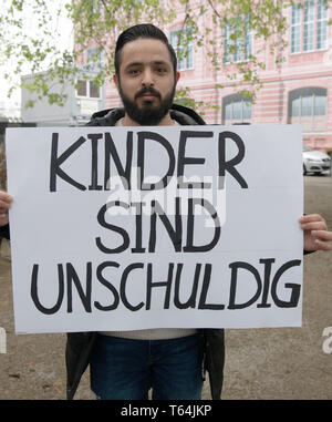 29 avril 2019, Berlin : un manifestant se distingue avec une affiche à l'Office des étrangers. Certaines personnes ont montré là pour le rapatriement des enfants des combattants est de la Syrie. (À Korr rapport "Où avec les petits-enfants de l'allemand 'califat' ? Photo : Paul Zinken/dpa Banque D'Images