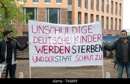 29 avril 2019, Berlin : deux manifestants stand avec une affiche à l'Office des étrangers. Certaines personnes ont montré là pour le rapatriement des enfants des combattants est de la Syrie. (À Korr rapport "Où avec les Allemands de petits-enfants du califat ?') Photo : Paul Zinken/dpa Banque D'Images