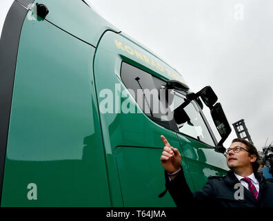 29 avril 2019, Berlin : Andreas Scheuer (CSU), Ministre fédéral des Transports, de points à la caméra de l'assistant de tourner lors de la conduite d'un tracteur avec le biométhane. Unités de tracteur de la Hamburger Zippel Groupe ont été présentés. Ils sont remplis avec le biométhane et, selon le ministère des Transports, de réduire les émissions de CO2 jusqu'à 94 pour cent par rapport aux transports avec les camions diesel. Photo : Bernd Settnik/dpa-Zentralbild/dpa Banque D'Images