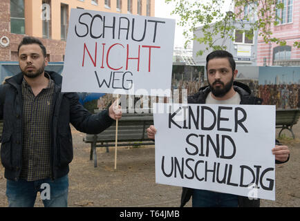 29 avril 2019, Berlin : Deux manifestants sont debout avec des affiches à l'Office des étrangers. Certaines personnes ont montré là pour le rapatriement des enfants des combattants est de la Syrie. (À Korr rapport "Où avec les Allemands de petits-enfants du califat ?') Photo : Paul Zinken/dpa Banque D'Images