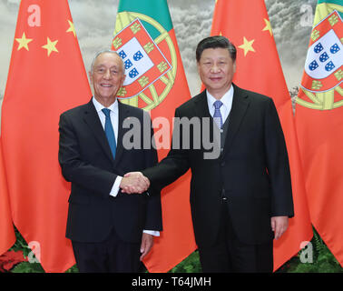 (190429) -- BEIJING, 29 avril 2019 (Xinhua) -- le président chinois Xi Jinping (R) s'entretient avec le président portugais Marcelo Rebelo de Sousa à Beijing, capitale de Chine, le 29 avril 2019. (Xinhua/Huang Jingwen) Banque D'Images