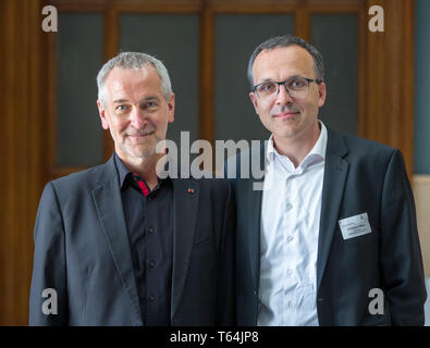 Schwerin, Allemagne. Apr 29, 2019. Christoph Meyn (r), architecte de Stralsund, est le nouveau président de la Mecklembourg-Poméranie-Occidentale des architectes et, avec Joachim Brenncke, est debout devant une cérémonie dans le château de Schwerin. Avec une cérémonie dans la salle plénière du château de Schwerin, la chambre d'Architectes MV dire adieu à son long-temps président Brenncke. Credit : Jens Büttner/dpa-Zentralbild/ZB/dpa/Alamy Live News Banque D'Images