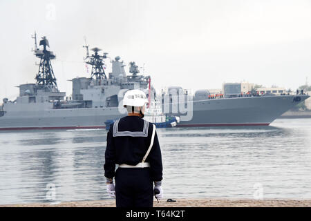 (190429) -- SHANGHAI, 29 avril 2019 (Xinhua) -- un navire de la marine russe arrive à Dagang port de Qingdao, province de Shandong en Chine orientale, le 29 avril 2019. Les navires de la marine russe est arrivé à Beijing lundi pour participer à la "mer conjointe sino-russe-2019' l'exercice. L'exercice portera sur la défense de la mer commune, qui vise à consolider et développer le partenariat global stratégique sino-russe de coordination, d'approfondir la coopération navale pragmatique et améliorer leurs capacités pour répondre conjointement aux menaces de sécurité en mer. Deux sous-marins, 13 navires de surface, ainsi que par un Banque D'Images