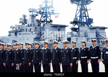 (190429) -- SHANGHAI, 29 avril 2019 (Xinhua) -- Les soldats de l'Armée de libération du peuple chinois (PLA) Marine stand à Dagang à port russe Varyag cruiser bienvenue à Qingdao, Chine de l'est la province de Shandong, le 29 avril, 2019. Les navires de la marine russe est arrivé à Beijing lundi pour participer à la "mer conjointe sino-russe-2019' l'exercice. L'exercice portera sur la défense de la mer commune, qui vise à consolider et développer le partenariat global stratégique sino-russe de coordination, d'approfondir la coopération navale pragmatique et améliorer leurs capacités pour répondre conjointement aux menaces de sécurité Banque D'Images