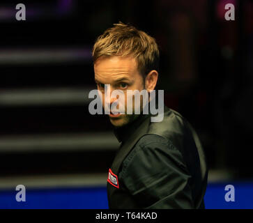 Théâtre Crucible, Sheffield, Royaume-Uni. Apr 29, 2019. Betfred World Snooker Championship, deuxième tour ; Ali Carter (FRA) au cours de son deuxième tour contre Yuelong Zhou (CHN) Credit : Action Plus Sport/Alamy Live News Banque D'Images