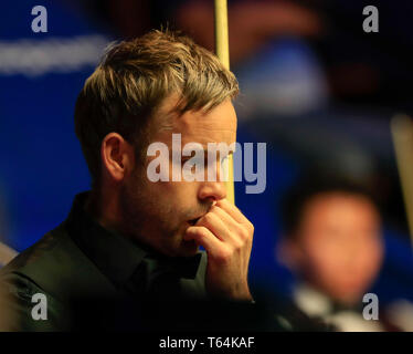 Théâtre Crucible, Sheffield, Royaume-Uni. Apr 29, 2019. Betfred World Snooker Championship, deuxième tour ; Ali Carter (FRA) au cours de son deuxième tour contre Yuelong Zhou (CHN) Credit : Action Plus Sport/Alamy Live News Banque D'Images