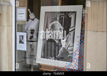 Luxembourg, Luxembourg. Apr 29, 2019. Un portrait encadré de l'ancien Grand Duc Jean est suspendu dans une vitrine, près du palais du Luxembourg. Le corps de l'ancien Grand-duc, qui est mort la semaine dernière, a été concocté pour cinq jours dans le Palais grand-ducal dans la capitale. Credit : Harald Tittel/dpa/Alamy Live News Banque D'Images