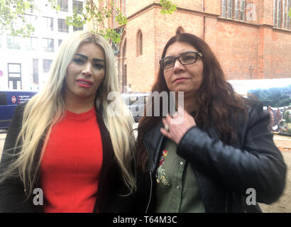 Berlin, Allemagne. Apr 29, 2019. Zaiga Aseimi (r) et sa fille Anaya se tenir devant l'Office des étrangers. Les deux femmes d'Afghanistan, montrer qu'il existe pour le rapatriement des enfants des combattants est de la Syrie. (À Korr rapport "Où avec les Allemands de petits-enfants du califat ?') Credit : Ann Marie Clasmann/dpa/Alamy Live News Banque D'Images