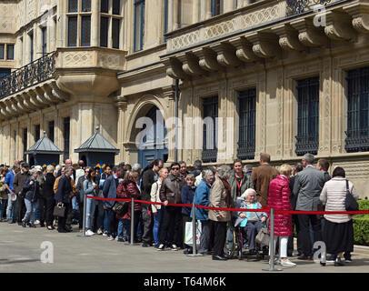 Luxembourg, Luxembourg. Apr 29, 2019. De nombreuses personnes sont devant le palais du Grand-duc de Luxembourg pour faire mes adieux à la famille de l'ancien Luxembourg Grand-duc Jean. Le corps a été exposé pendant cinq jours dans le Palais grand-ducal dans la capitale. Credit : Harald Tittel/dpa/Alamy Live News Banque D'Images