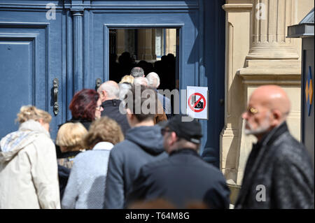 Luxembourg, Luxembourg. Apr 29, 2019. Les gens entrent dans le palais du Grand-duc de Luxembourg pour faire mes adieux à la famille de l'ancien Luxembourg Grand-duc Jean. Vieux Grand-duc Jean était mort à l'âge de 98. Le corps a été exposé pendant cinq jours dans le Palais grand-ducal dans la capitale. Credit : Harald Tittel/dpa/Alamy Live News Banque D'Images