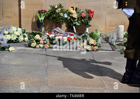 Luxembourg, Luxembourg. Apr 29, 2019. Un garde marche dernières prévues et des couronnes de fleurs devant le Palais grand-ducal de la capitale. Le corps de l'ancien Grand-duc Jean a été aménagé dans le palais pendant cinq jours. Credit : Harald Tittel/dpa/Alamy Live News Banque D'Images