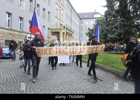 Olomouc, République tchèque. Apr 29, 2019. Mars pour pouvoir judiciaire indépendant contre la nomination de Marie Benesova en tant que nouveau ministre de la justice, organisé par millions d'instants pour la démocratie groupe dans Olomouc, République tchèque, le 29 avril 2019. Credit : Ludek Perina/CTK Photo/Alamy Live News Banque D'Images