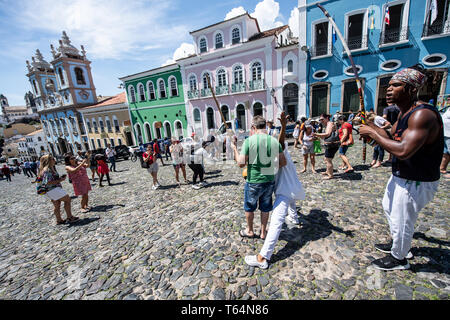 Salvador da Bahia, Brésil. Apr 29, 2019. La Capoeira danse danseurs lors de la visite du Ministre des affaires étrangères de la Meuse dans la vieille ville de Pelourinho à Salvador, UNESCO World Heritage Site. La Maas voyage en Amérique latine est le prélude à une offensive politique et économique pour renforcer les relations avec le continent. Credit : Fabian Sommer/dpa/Alamy Live News Banque D'Images