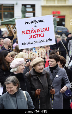 Olomouc, République tchèque. Apr 29, 2019. Mars pour pouvoir judiciaire indépendant contre la nomination de Marie Benesova en tant que nouveau ministre de la justice, organisé par millions d'instants pour la démocratie groupe dans Olomouc, République tchèque, le 29 avril 2019. Credit : Ludek Perina/CTK Photo/Alamy Live News Banque D'Images