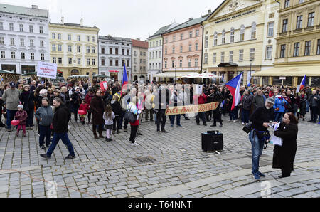 Olomouc, République tchèque. Apr 29, 2019. Mars pour pouvoir judiciaire indépendant contre la nomination de Marie Benesova en tant que nouveau ministre de la justice, organisé par millions d'instants pour la démocratie groupe dans Olomouc, République tchèque, le 29 avril 2019. Credit : Ludek Perina/CTK Photo/Alamy Live News Banque D'Images