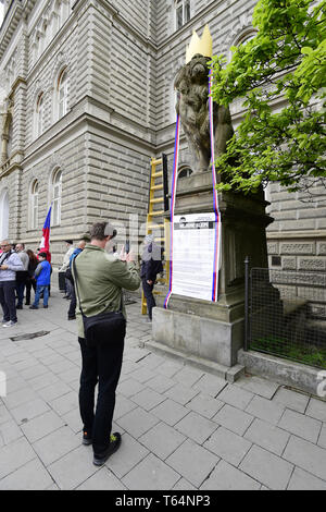 Olomouc, République tchèque. Apr 29, 2019. Mars pour pouvoir judiciaire indépendant contre la nomination de Marie Benesova en tant que nouveau ministre de la justice, organisé par millions d'instants pour la démocratie groupe dans Olomouc, République tchèque, le 29 avril 2019. Credit : Ludek Perina/CTK Photo/Alamy Live News Banque D'Images