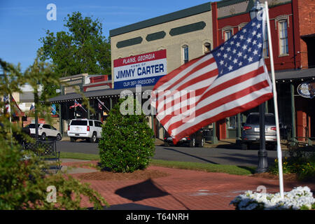 27 avril 2019 - Plains, Géorgie, États-Unis - American flags sont vus en vol au centre-ville de Plains, Géorgie le soir avant l'ancien président américain Jimmy Carter va enseigner à l'école du dimanche à proximité de l'Église baptiste Maranatha dans sa ville natale de Plains, Géorgie le 28 avril 2019. Carter, 94, a enseigné à l'école du dimanche de l'église sur une base régulière depuis son départ de la Maison Blanche en 1981, le dessin des centaines de visiteurs qui arrivent heures avant le 10:00 am leçon afin d'obtenir un siège et d'avoir une photo prise avec l'ancien président et l'ancienne Première Dame Rosalynn Carter. Banque D'Images