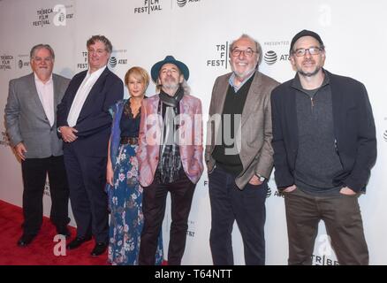 New York, New York, USA. Apr 28, 2019. Matt Groening, Al Jean, Yeardley Smith, Harry Shearer, James L. Brooks et Matt Selman assister à 'Les Simpsons' 30e anniversaire pendant le Festival du film de Tribeca 2019 à la Stella Artois Theater Crédit : Ccmb ccu recommande le 28 avril 2019 à New York. Photo : Jeremy Smith/Espace d'image/media/Alamy Punch Live News Banque D'Images