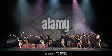 Londres, Royaume-Uni. Apr 29, 2019. - Un aperçu d'INALA Zulu Ballet. Le spectacle s'ouvre au public au Peacock Theatre le 30 avril et s'étend jusqu'au 18 mai. Crédit : Thomas Bowles/Alamy Live News Banque D'Images