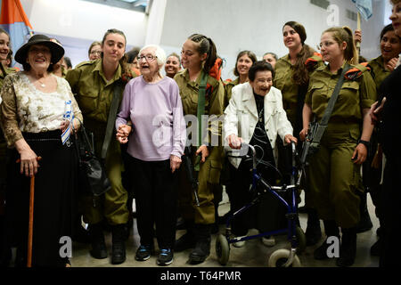 Tel Aviv, Israël. Apr 29, 2019. Les survivants de l'holocauste de participer à un événement commémoratif à venir de l'assemblée le jour de l'Holocauste, à Tel Aviv, Israël, le 29 avril 2019. JINI/crédit : Tomer Neuberg/Xinhua/Alamy Live News Banque D'Images