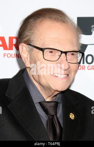 ***PHOTO*** LARRY KING hospitalisé après avoir subi une crise cardiaque. Los Angeles, CA - le 10 février : Larry King à l'AARP 'films pour adultes' Awards, Beverly Wilshire Hotel, Los Angeles, 10 février 2014. Credit : Janice Ogata/MediaPunch Inc. Banque D'Images