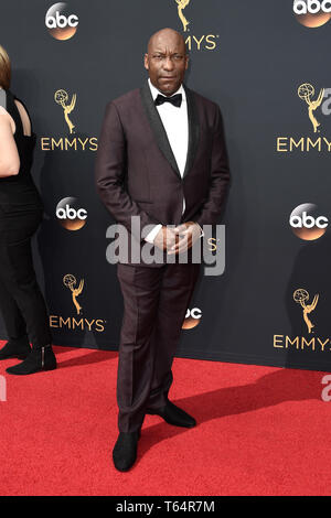 ***PHOTO*** cinéaste John Singleton est décédé à l'âge de 51 ans. LOS ANGELES, CA - le 18 septembre : John Singleton arrive à la 68e Emmy Awards au Théâtre Microsoft le dimanche 18 septembre 2016, à Los Angeles, Californie. Credit : mpi99/MediaPunch Banque D'Images