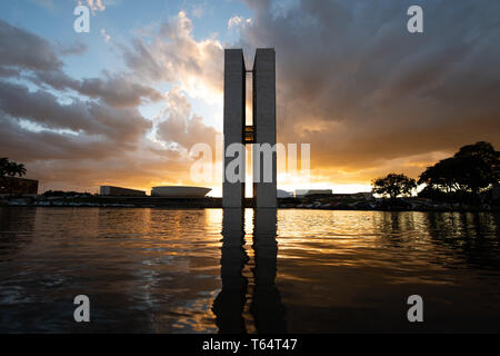 Brasilia, Brésil. Apr 29, 2019. Le soleil se couche derrière le Congrès national. Le ministre fédéral des affaires étrangères, Maas visites la capitale brésilienne. La Maas voyage en Amérique latine est le prélude à une offensive politique et économique pour renforcer les relations avec le continent. Credit : Fabian Sommer/dpa/Alamy Live News Banque D'Images