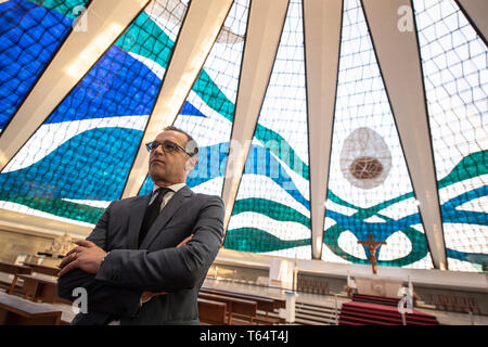 Brasilia, Brésil. Apr 29, 2019. Heiko Maas (SPD), Ministre des affaires étrangères de la République fédérale d'Allemagne, visites, l'Oskar Niemayer cathédrale dans la capitale brésilienne. La Maas voyage en Amérique latine est le prélude à une offensive politique et économique pour renforcer les relations avec le continent. Credit : Fabian Sommer/dpa/Alamy Live News Banque D'Images