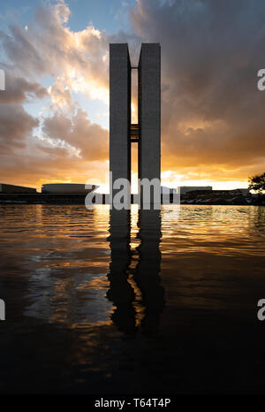 Brasilia, Brésil. Apr 29, 2019. Le soleil se couche derrière le Congrès national. Le ministre fédéral des affaires étrangères, Maas visites la capitale brésilienne. La Maas voyage en Amérique latine est le prélude à une offensive politique et économique pour renforcer les relations avec le continent. Credit : Fabian Sommer/dpa/Alamy Live News Banque D'Images