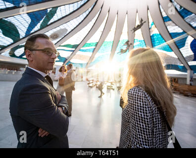 Brasilia, Brésil. Apr 29, 2019. Heiko Maas (l, SPD), le Ministre des affaires étrangères de la République fédérale d'Allemagne, visites, l'Oskar Niemayer cathédrale dans la capitale brésilienne. La Maas voyage en Amérique latine est le prélude à une offensive politique et économique pour renforcer les relations avec le continent. Credit : Fabian Sommer/dpa/Alamy Live News Banque D'Images