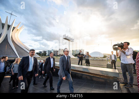 Brasilia, Brésil. Apr 29, 2019. Heiko Maas (M, SPD), le Ministre des affaires étrangères de la République fédérale d'Allemagne, est de quitter l'Oskar Niemayer cathédrale dans la capitale brésilienne. La Maas voyage en Amérique latine est le prélude à une offensive politique et économique pour renforcer les relations avec le continent. Credit : Fabian Sommer/dpa/Alamy Live News Banque D'Images