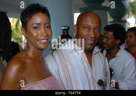 MIAMI - 16 juillet : DirectorJohn et Singleton épouse Akosua Busia au Film La vie 8e édition du Festival du Film Noir américain à la Jackie Gleason Theater Le 16 juillet 2005, à Miami, en Floride. People : Nia Long et le réalisateur John Singleton Banque D'Images