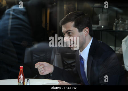 HARLEM, NEW YORK : 29 avril : Le Révérend Al Sharpton & South Bend, Maire de Pete Buttigieg déjeuner au restaurant Sylvia's pour discuter de la politique de l'époque le 29 avril 2019 dans le Harlem de New York City. Crédit photo : Mpi43/MediaPunch Banque D'Images