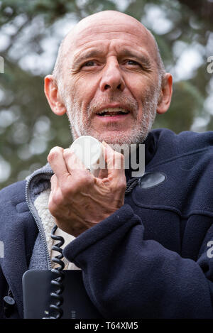 Oxford Journée Mondiale pour les animaux dans les laboratoires. L'activiste des droits des animaux John Curtin s'exprimant lors de l'Oxpens Park rally. Banque D'Images