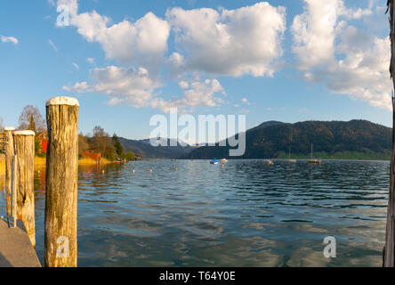 Sur le pittoresque lac Aegerisee dans le centre Alpes Suisses avec un grand sur la montagne au coucher du soleil au cours de l'heure d'or Banque D'Images